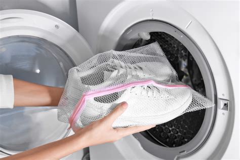 can you wash tennis shoes in washing machine.